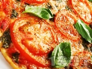 Домашна пица Маргарита с домати, кашкавал и босилек